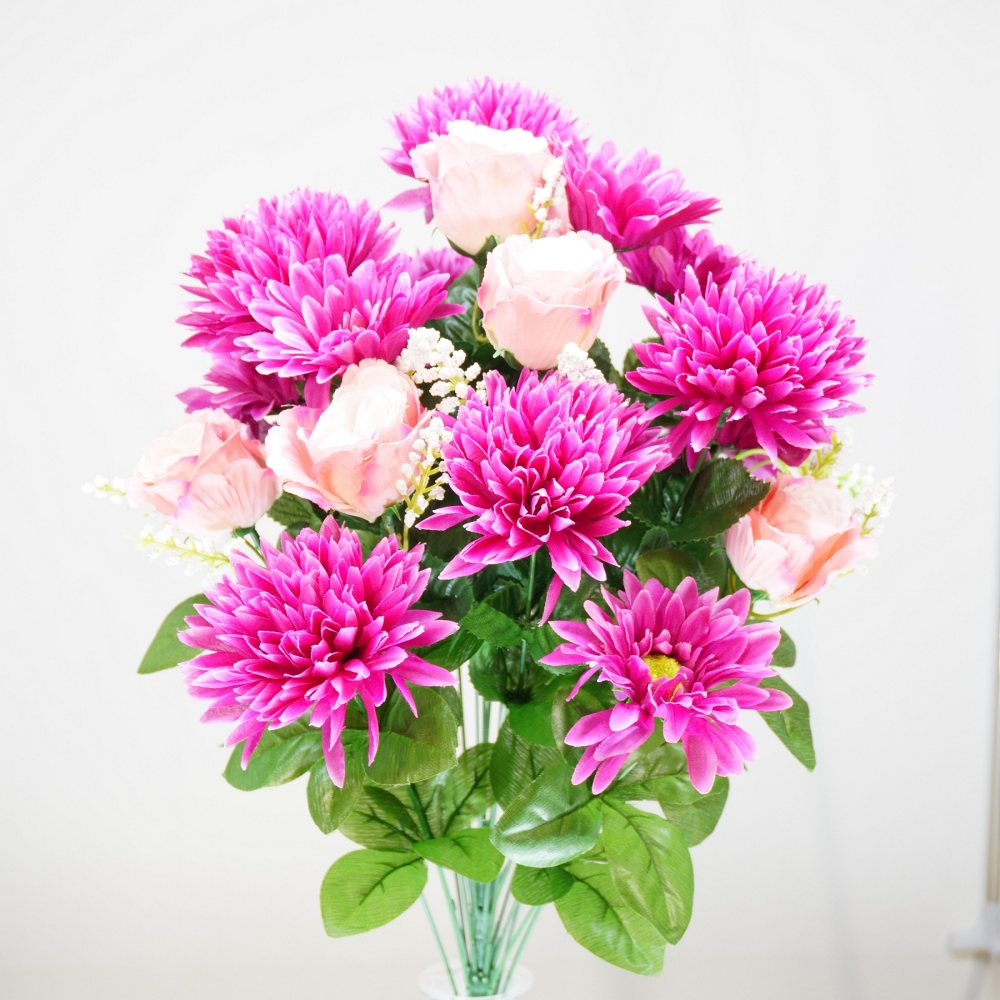 Mazzo rotondo di crisnatemi pon pon, boccioli di rosa e gerbere in combinazione lavanda e rosa