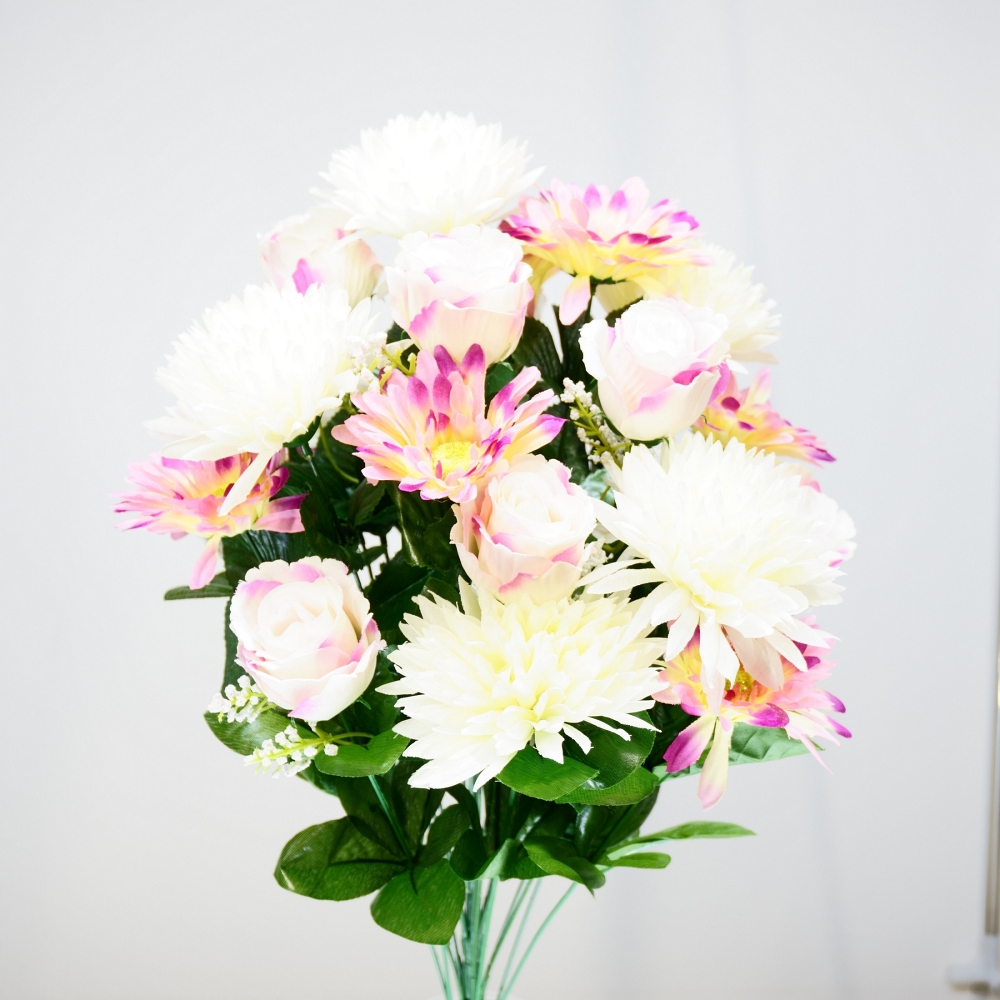 Mazzo rotondo di crisnatemi pon pon, boccioli di rosa e gerbere in combinazione bianco e rosa