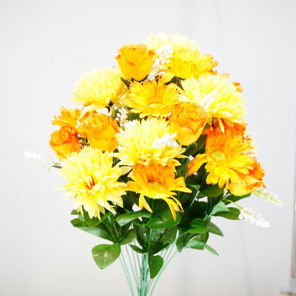 Mazzo rotondo di crisnatemi pon pon, boccioli di rosa e gerbere in combinazione giallo arancio