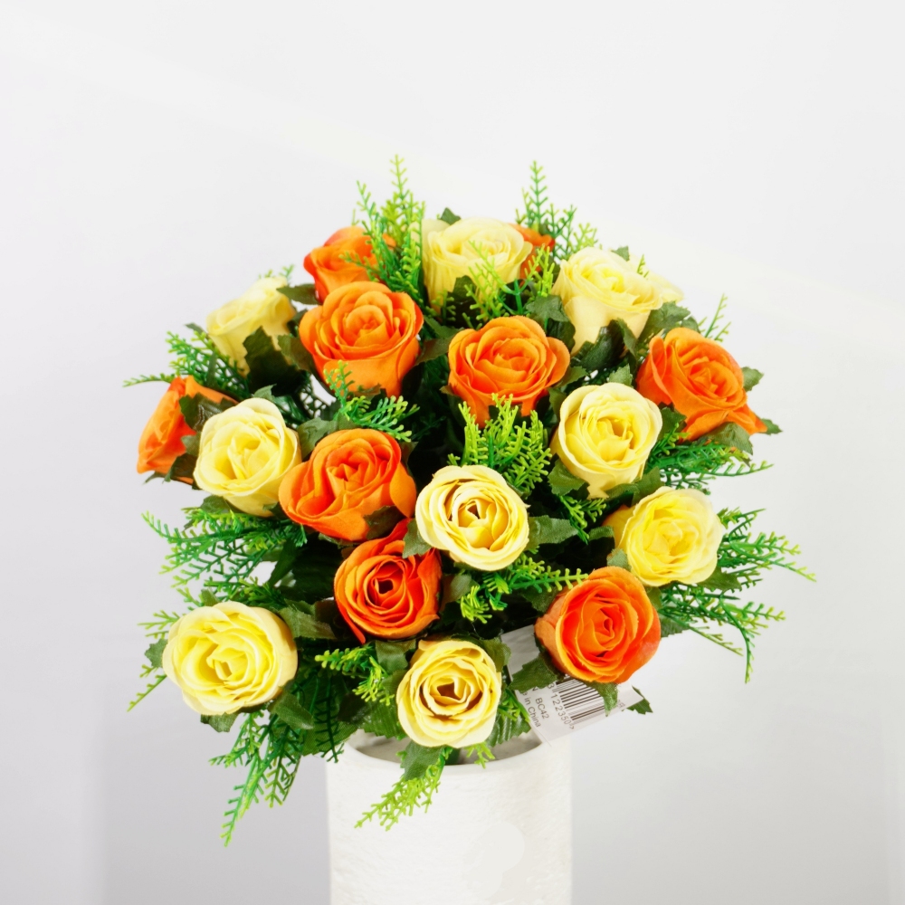 Mazzo bouquet di boccioli di rosa in combinazione giallo e arancio