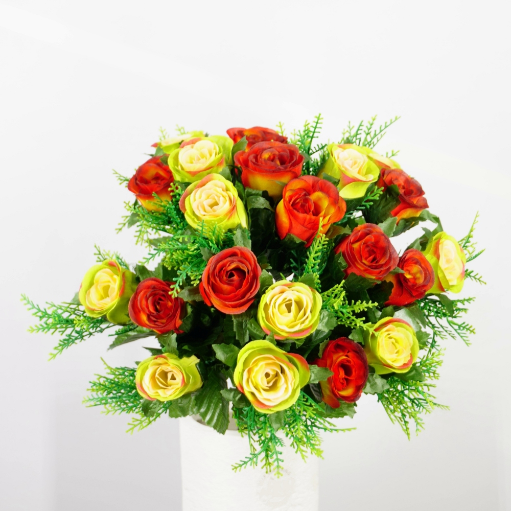 Mazzo bouquet di boccioli di rosa in combinazione rosso e verde sfumato