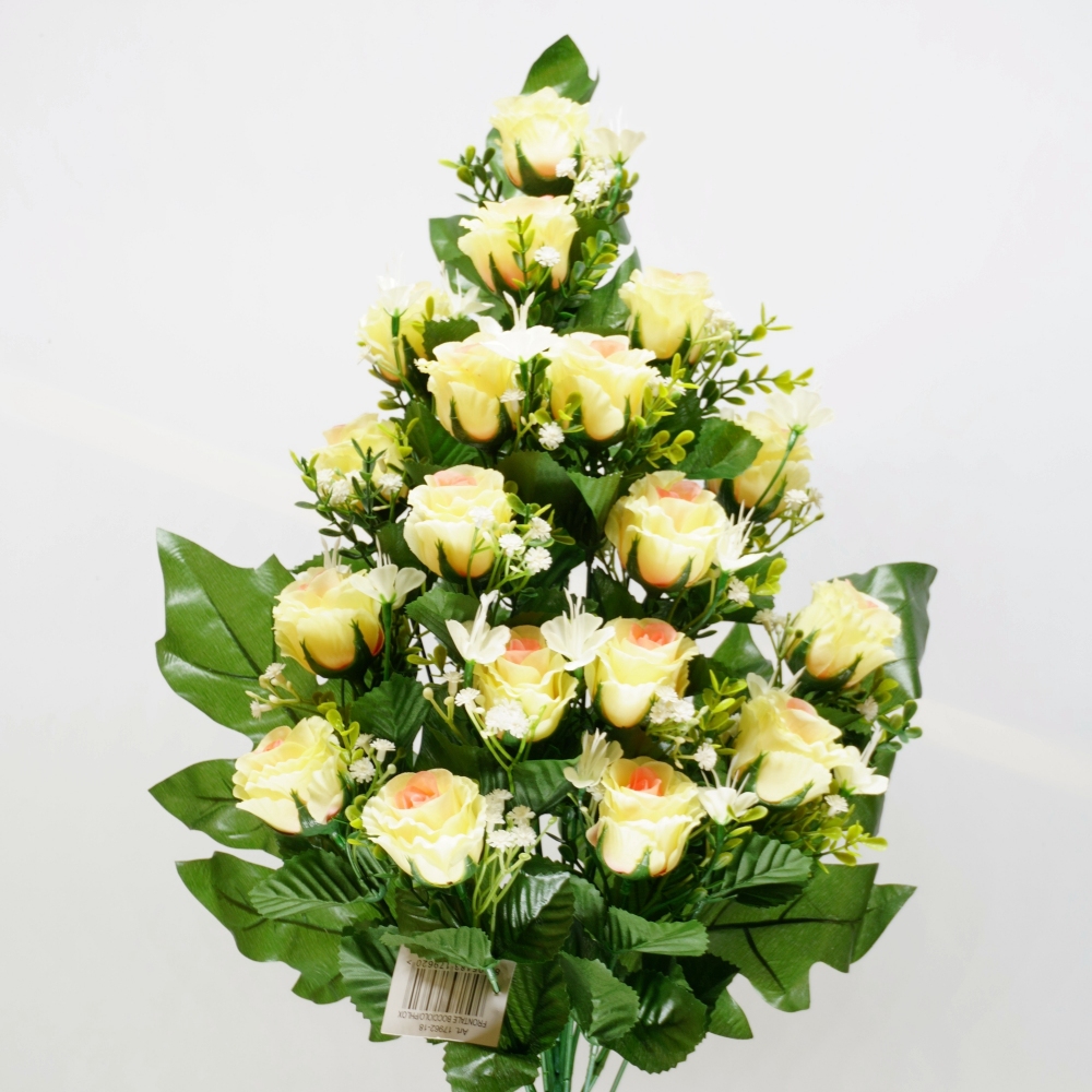 Mazzo frontale di boccioli di rosa color crema