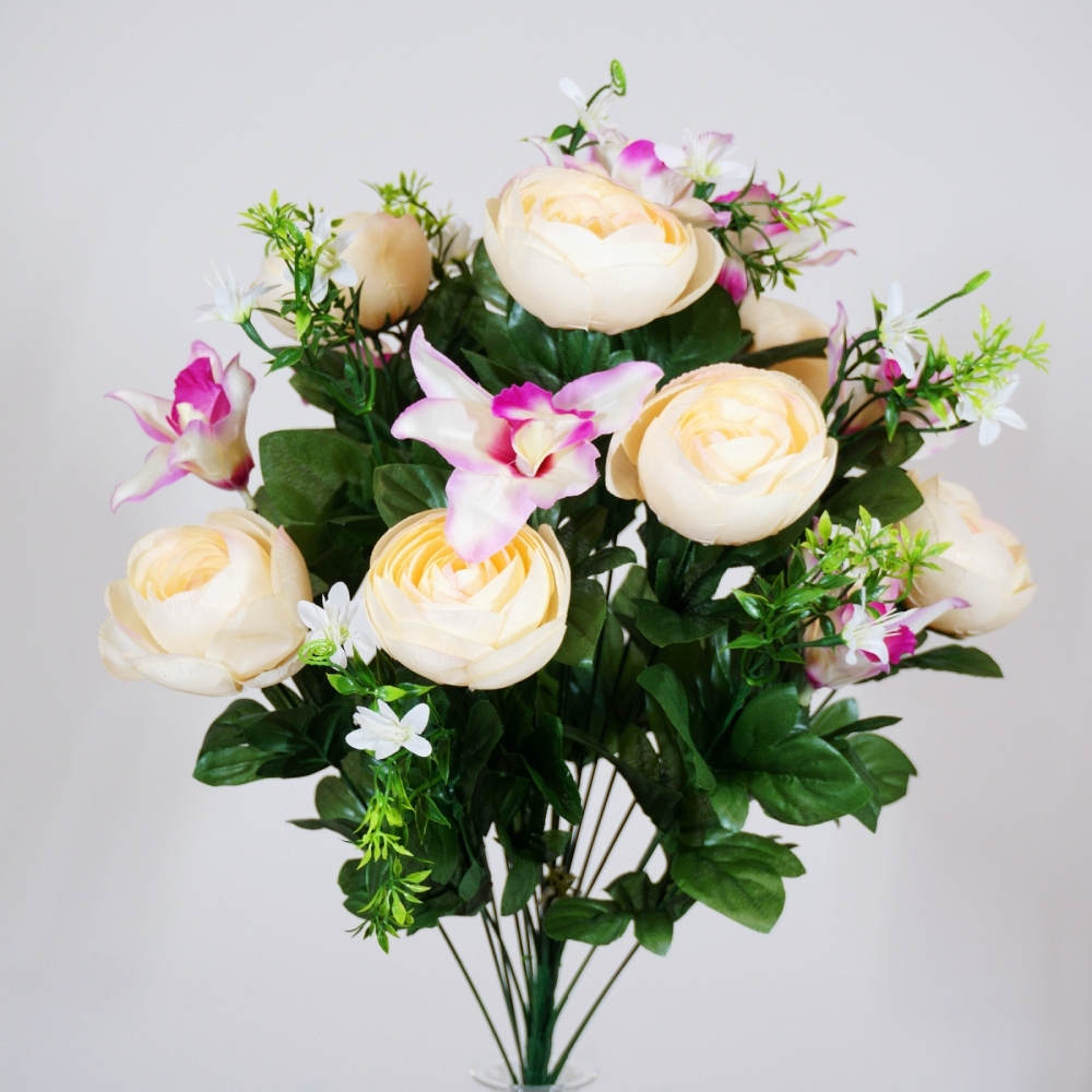 Mazzo rotondo di ranuncoli e orchidee in tonalità crema