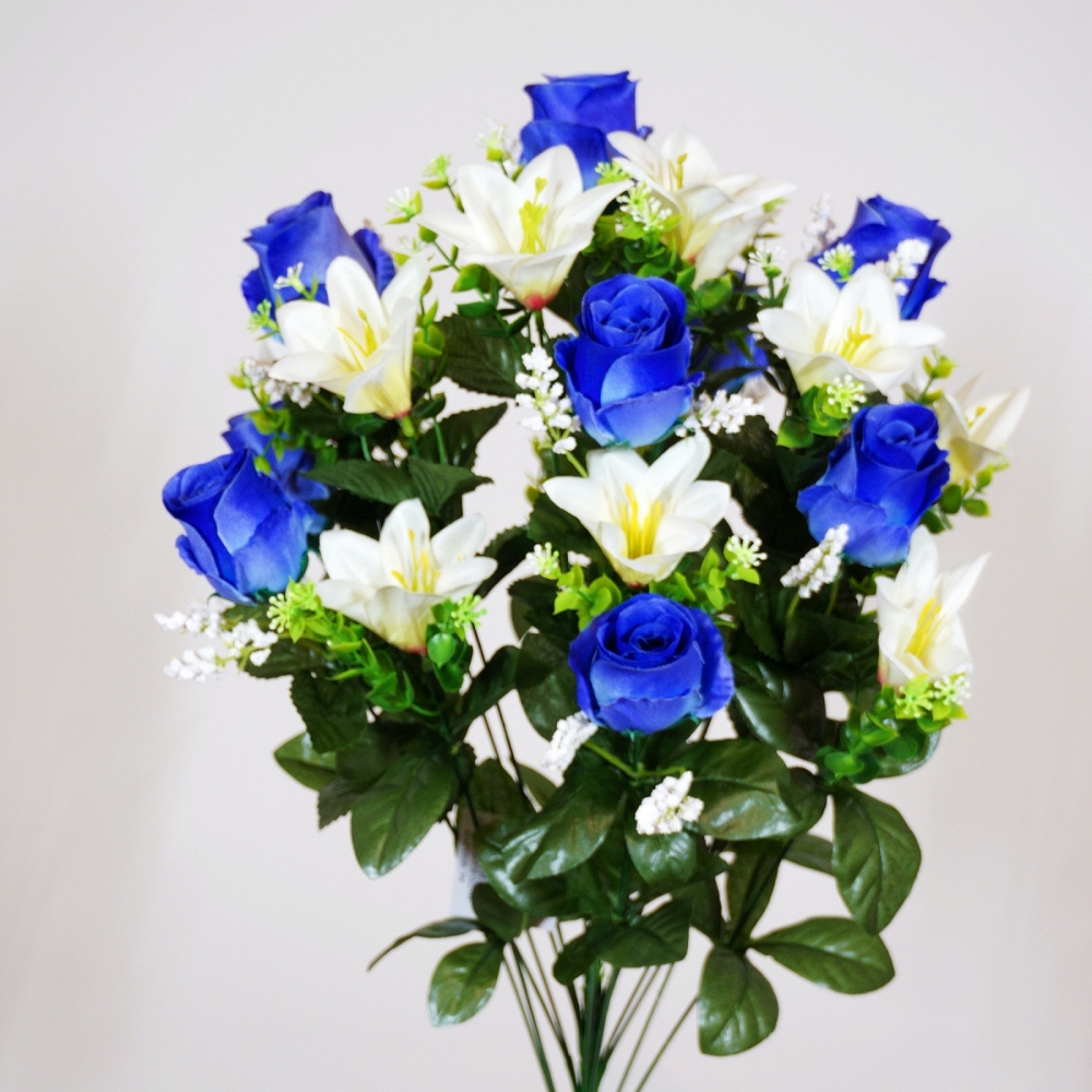 Mazzo rotondo di boccioli di rosa e day lily in combinazione blu e bianco