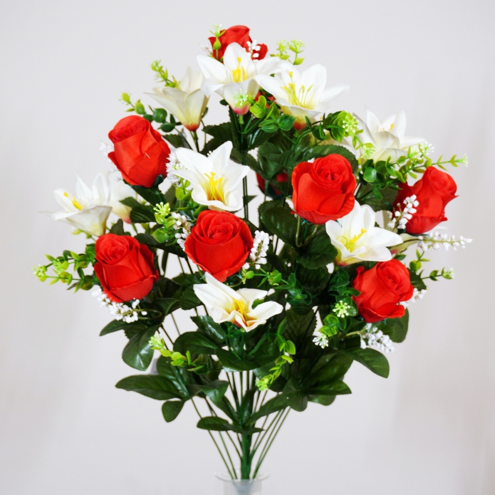 Mazzo rotondo di boccioli di rosa e day lily in combinazione rosso e bianco