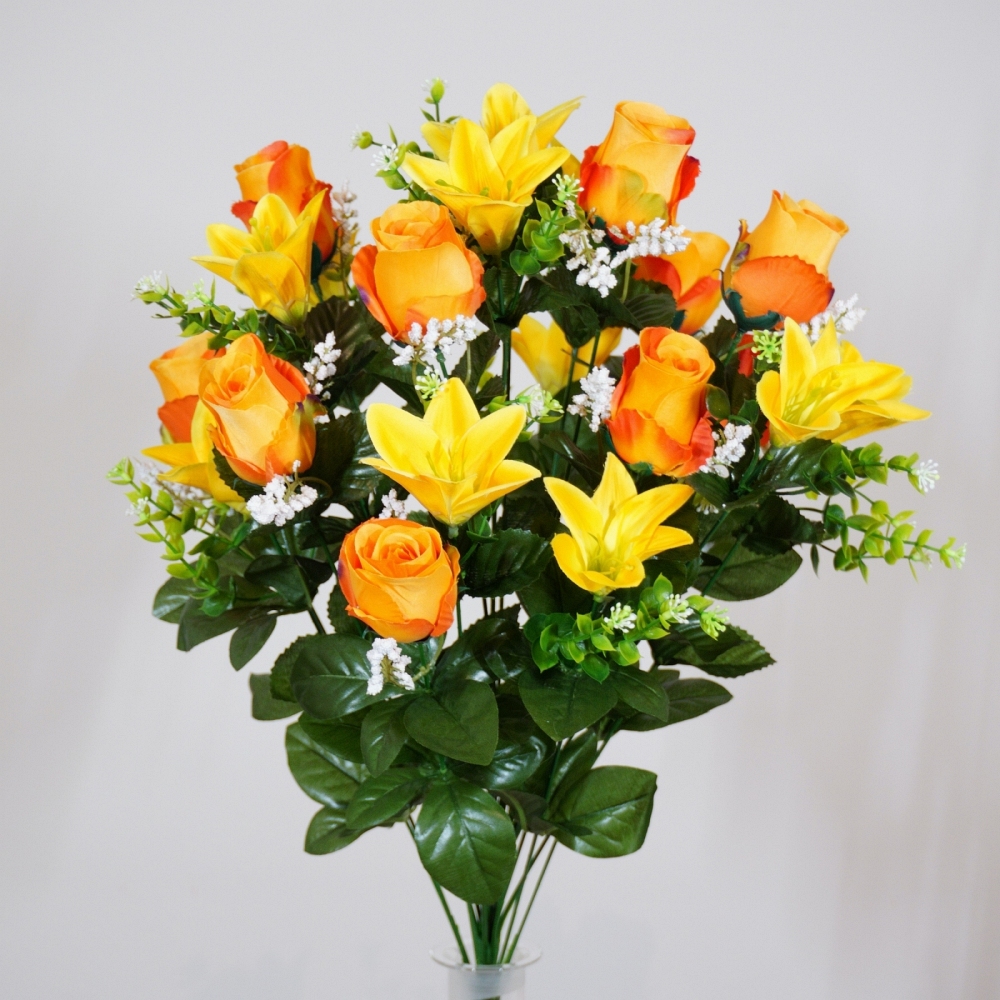 Mazzo rotondo di boccioli di rosa e day lily in combinazione giallo arancio