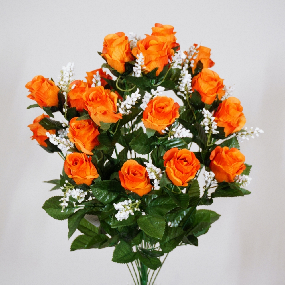 Mazzo rotondo di boccioli di rosa