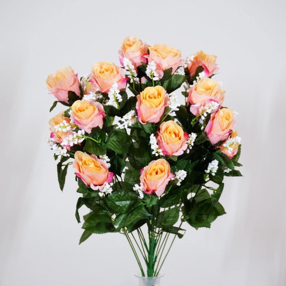 Mazzo rotondo di boccioli di rosa