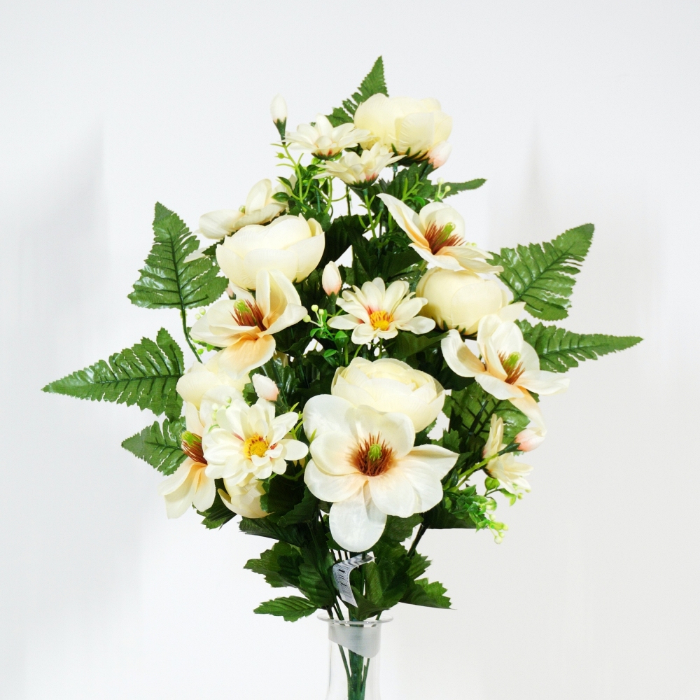 Mazzo frontale di ranuncolo e magnolai in tonalità crema autunnale