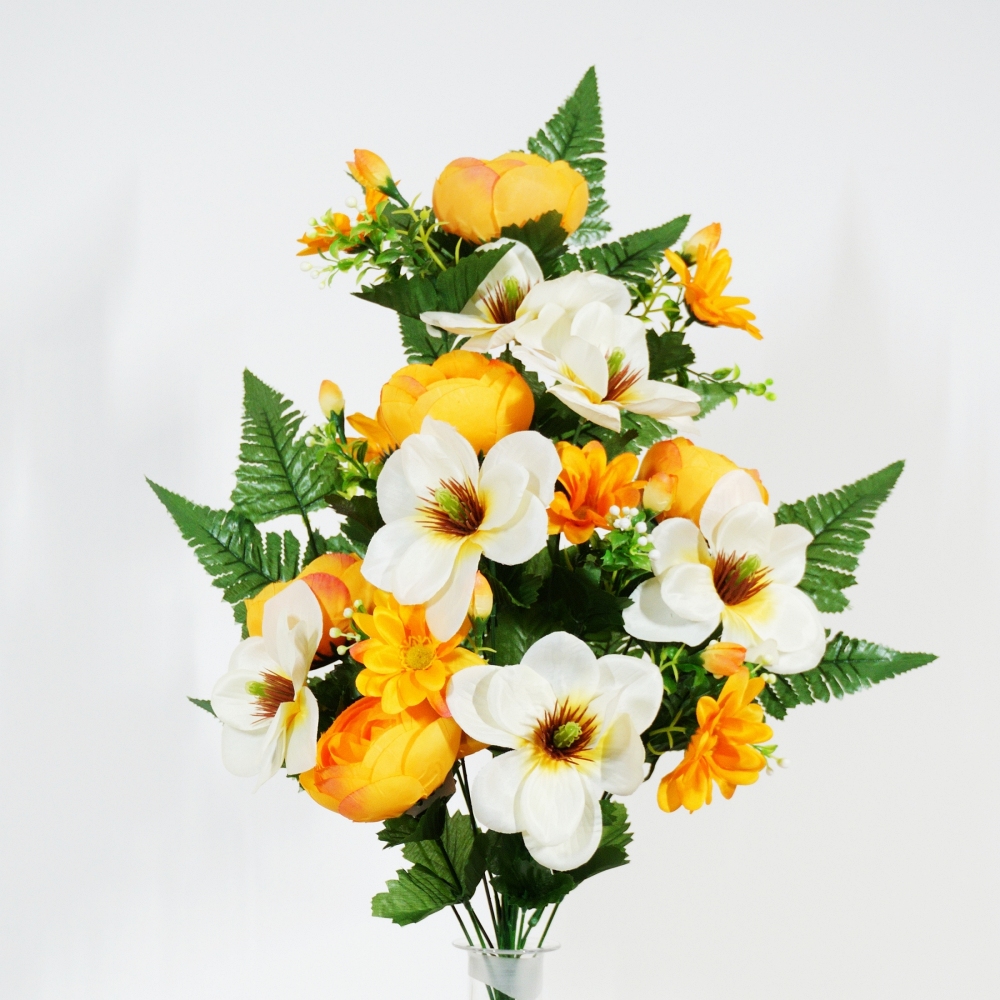 Mazzo frontale di ranuncolo e magnolai in tonalità giallo autunnale