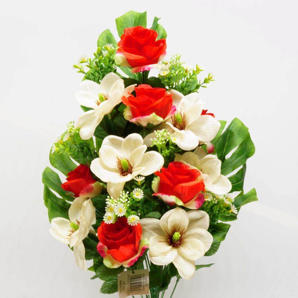Mazzo frontale di rose rosse e magnolie crema