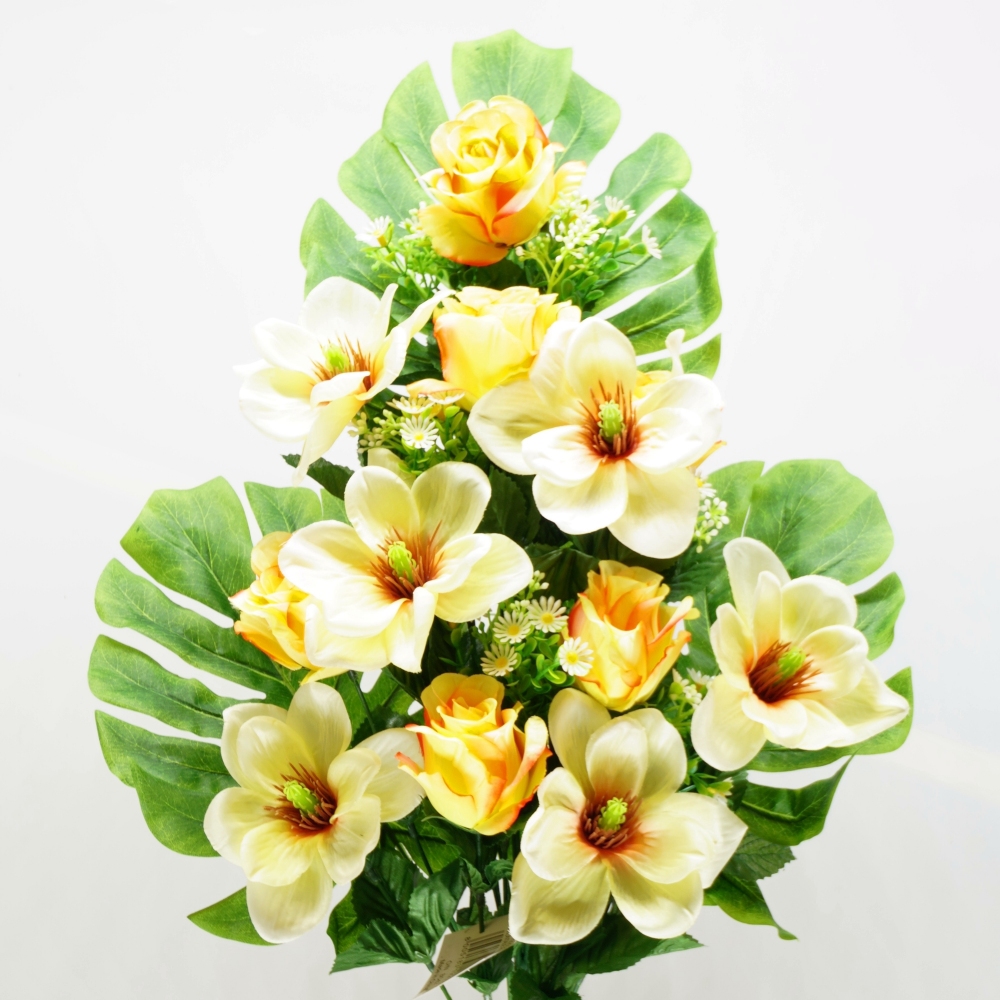 Mazzo frontale di rose e magnolie in combinazione giallo