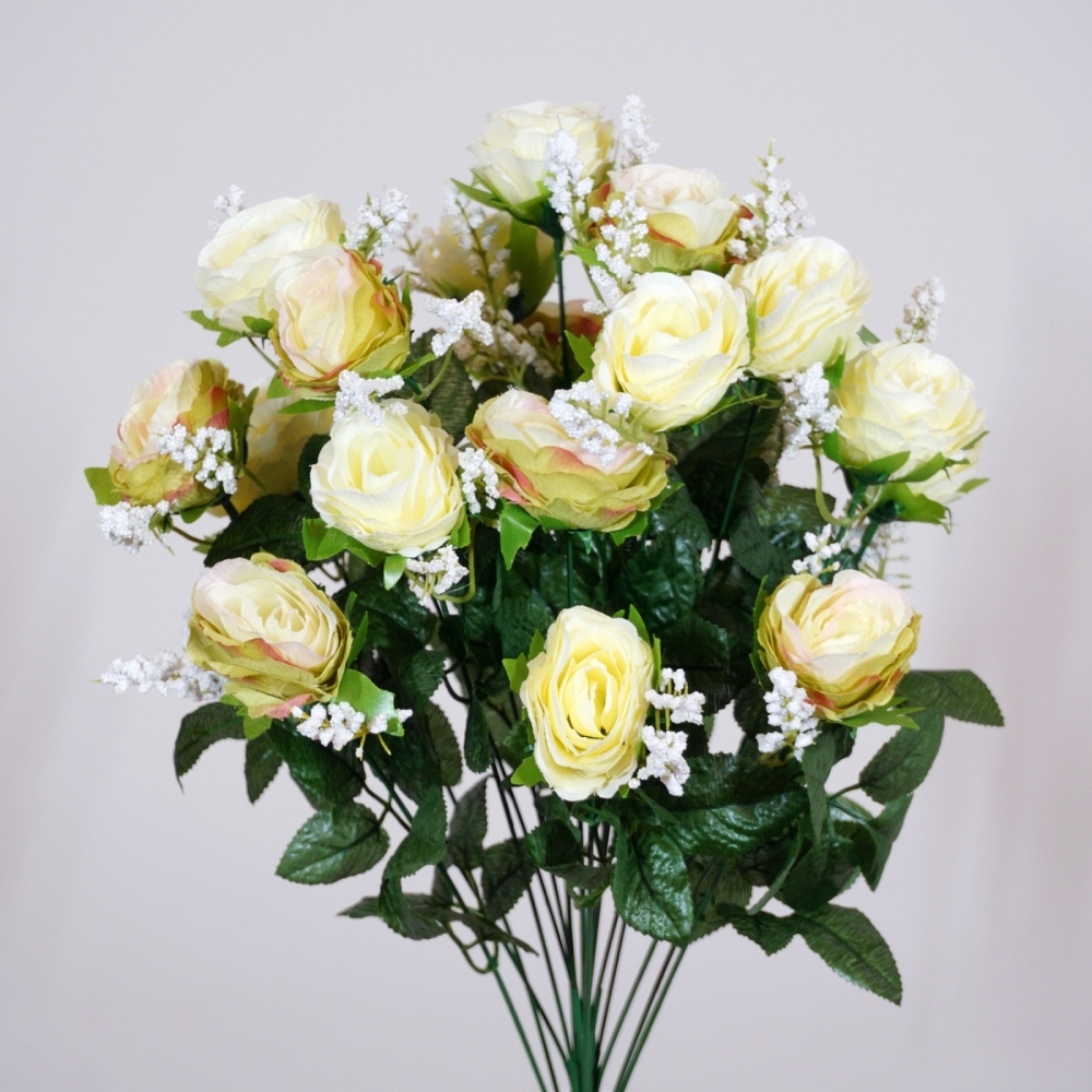 Mazzo di boccioli di rosa in colore crema