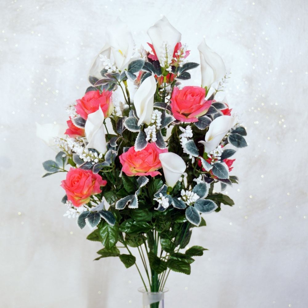 Mazzo rotondo di rose fuxia e calle bianche