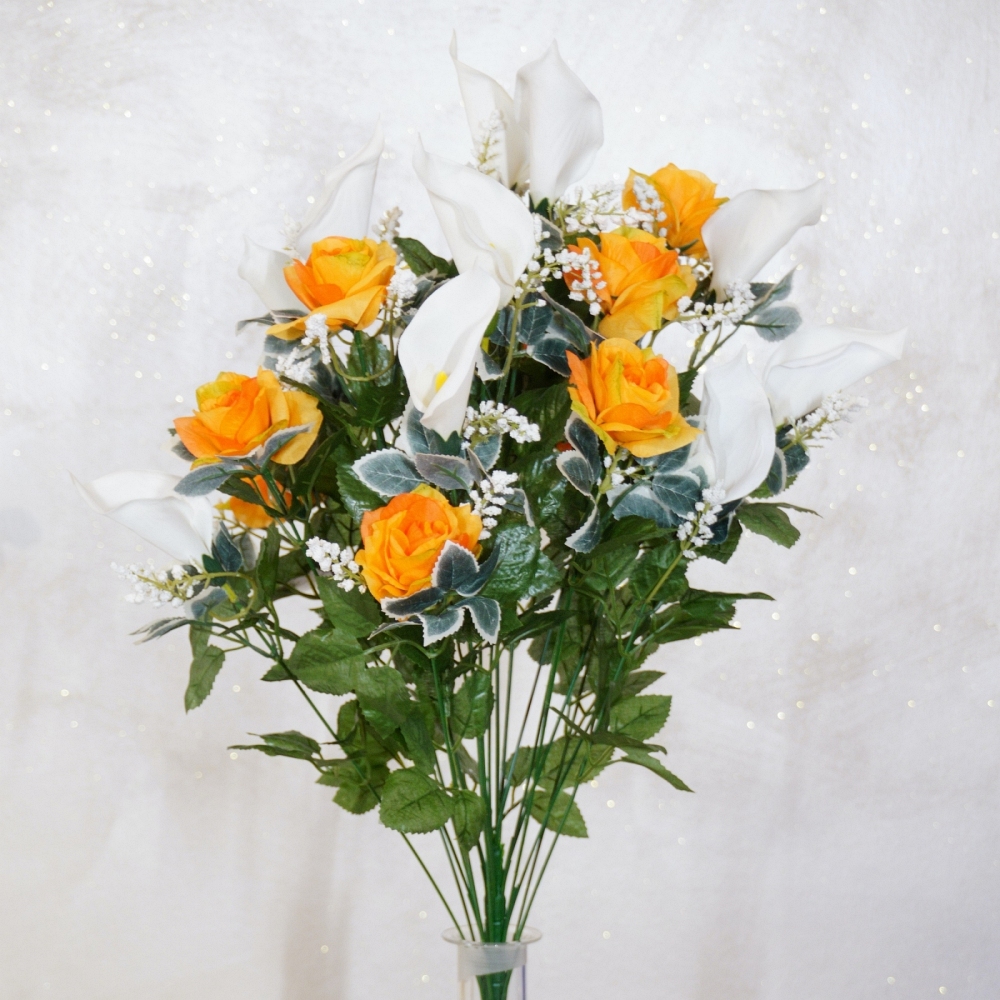 Mazzo rotondo di rose arancio e calle bianche