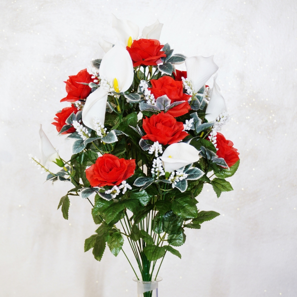 Mazzo rotondo di rose rosse e calle bianche