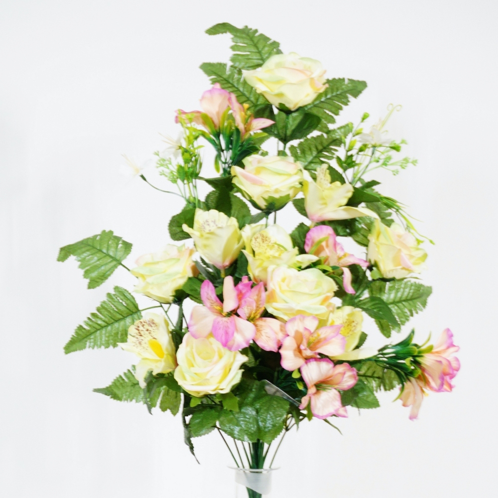 Mazzo frontale di rose e alstroemerie combinazione verde e rosa