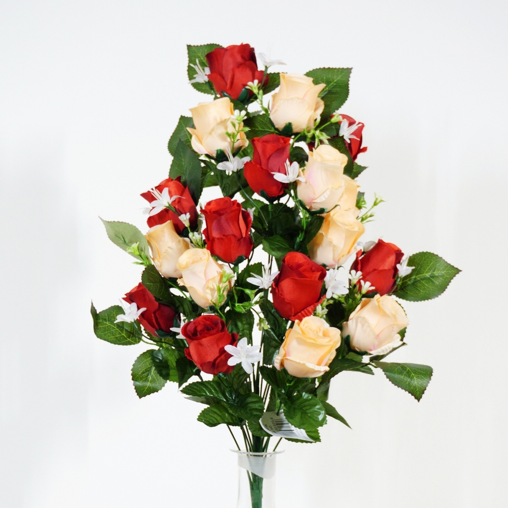 Mazzo frontale di boccioli di rosa combinazione rosso e salmone