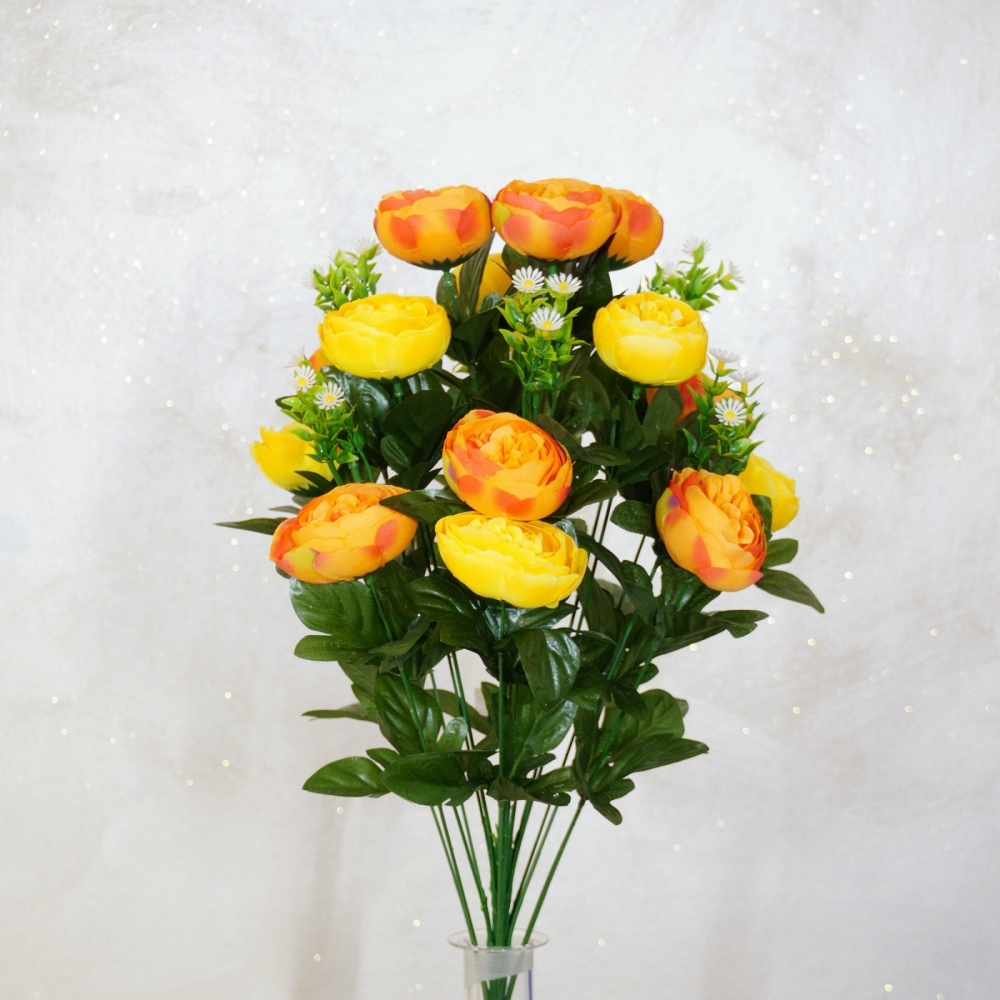 Mazzo rotondo di ranuncolo in combinazione giallo e arancio