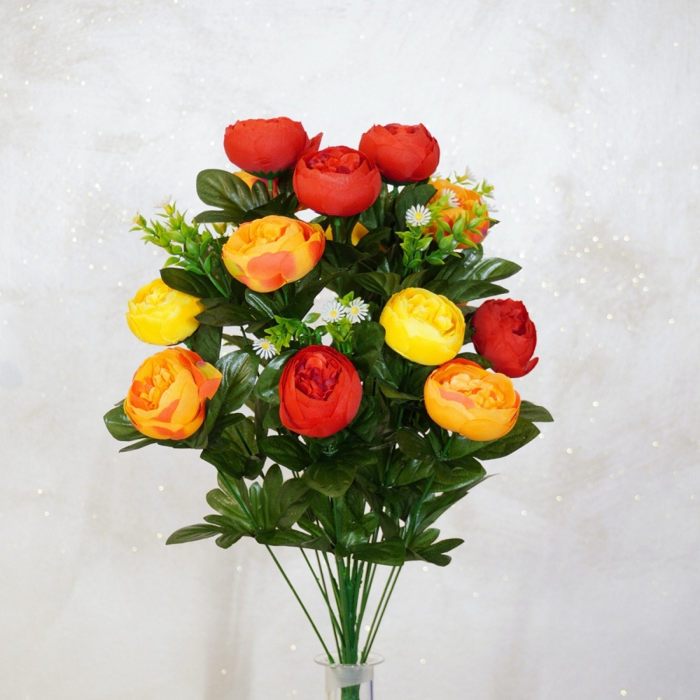 Mazzo rotondo di ranuncolo in combinazione rosso e arancio