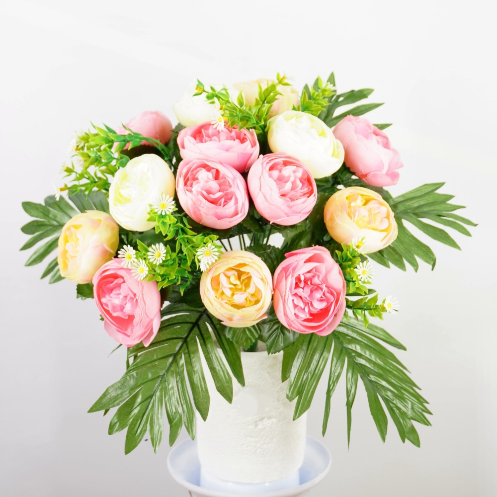 Mazzo bouquet di ranuncoli in combinazione rosa e crema