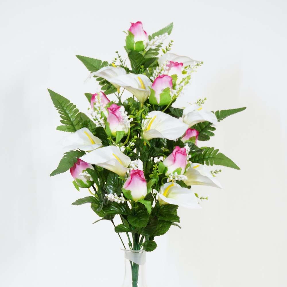 Mazzo frontakle di boccioli di rosa fuxia e calle bianche
