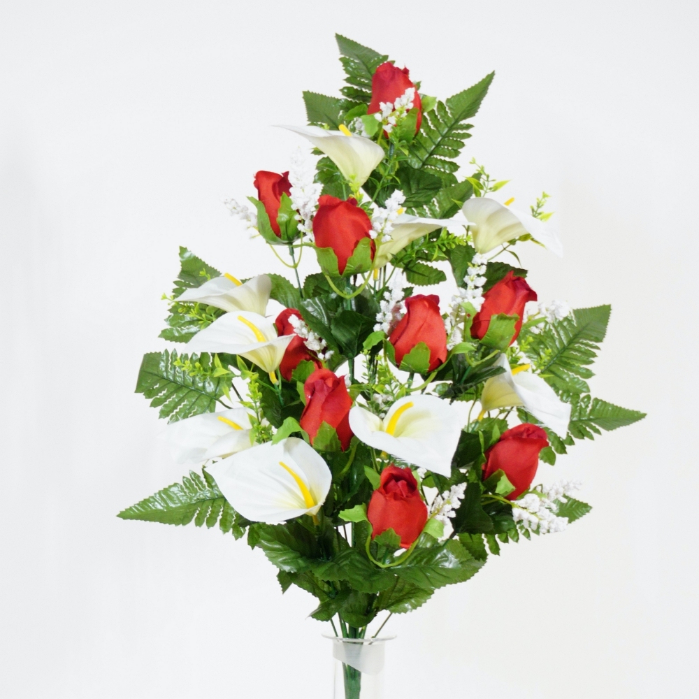 Mazzo frontakle di boccioli di rosa rosse e calle bianche