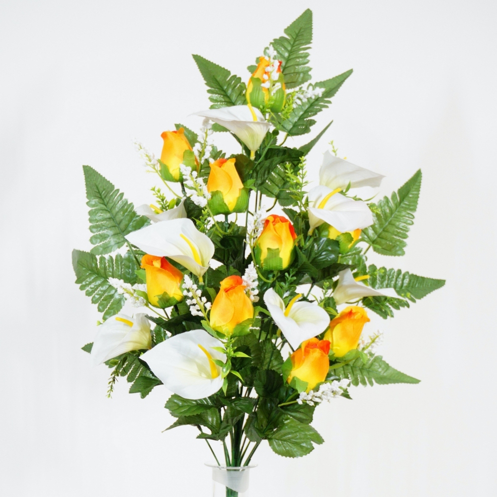 Mazzo frontakle di boccioli di rosa arancio e calle bianche