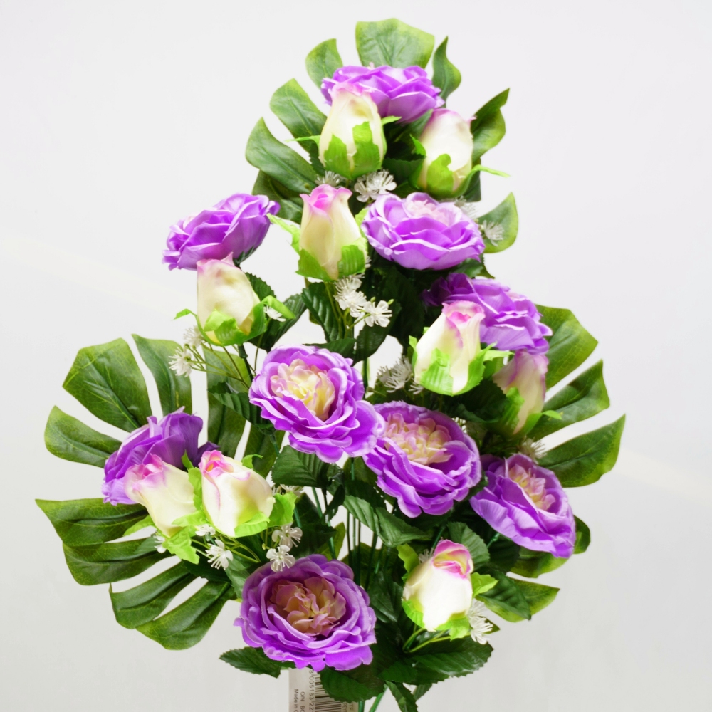 Mazzo frontale di rose e boccioli di rosa in combinazione lilla