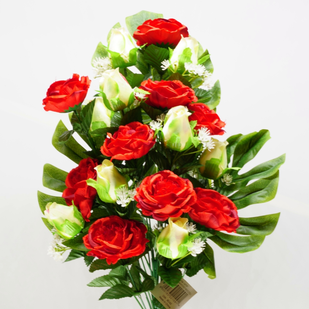 Mazzo frontale di rose e boccioli di rosa in combinazione rosso e verde