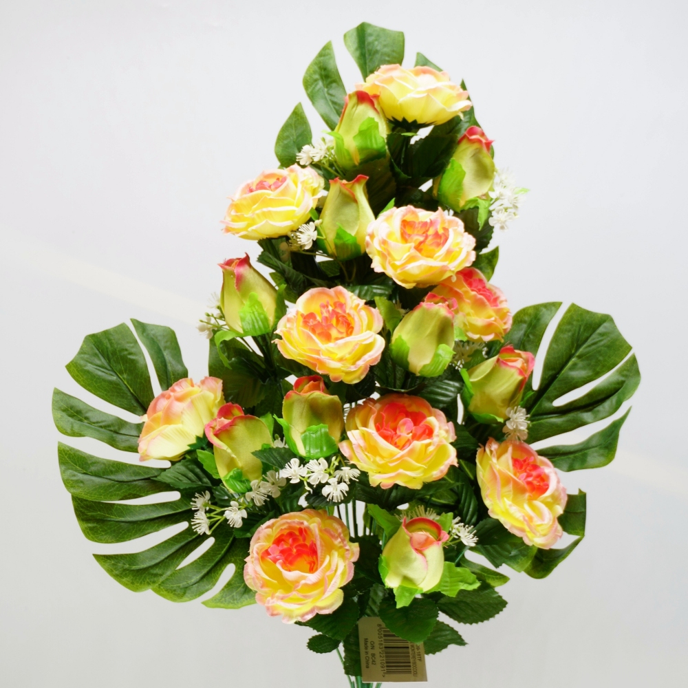 Mazzo frontale di rose e boccioli di rosa in combinazione salmone