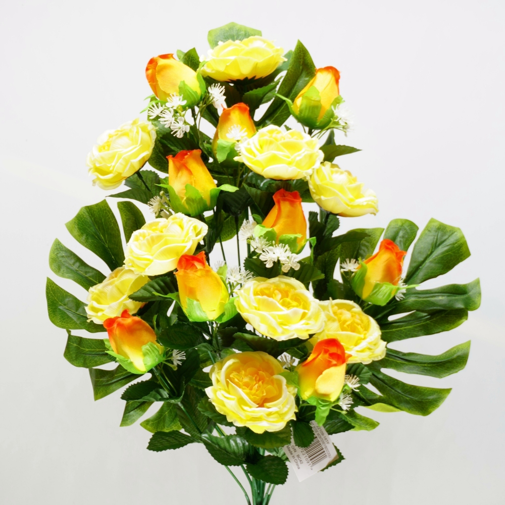 Mazzo frontale di rose e boccioli di rosa in combinazione giallo