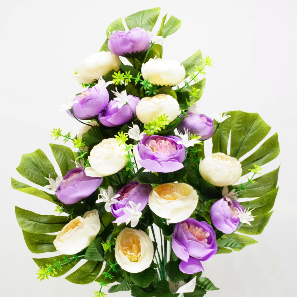 Mazzo frontale di ranuncoli in combinazione lilla e crema