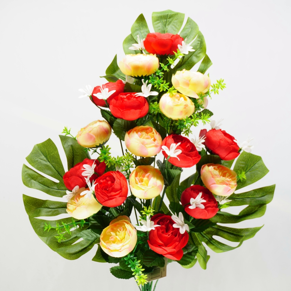 Mazzo frontale di ranuncoli in combinazione rosso e salmone