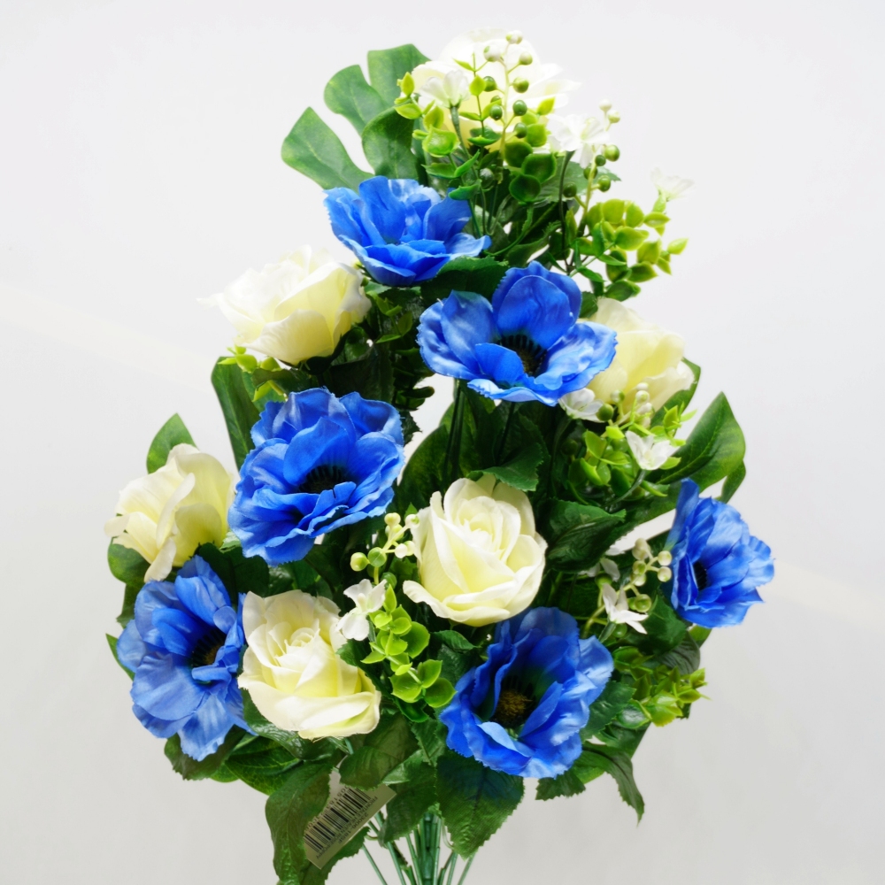 Mazzo frontale di rose e papaveri in combinazione bianco e blu