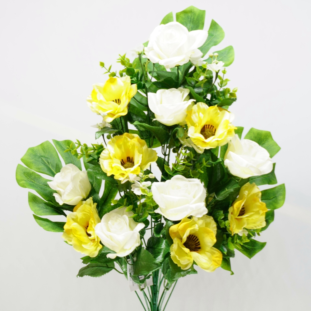 Mazzo frontale di rose e papaveri in combinazione bianco e giallo