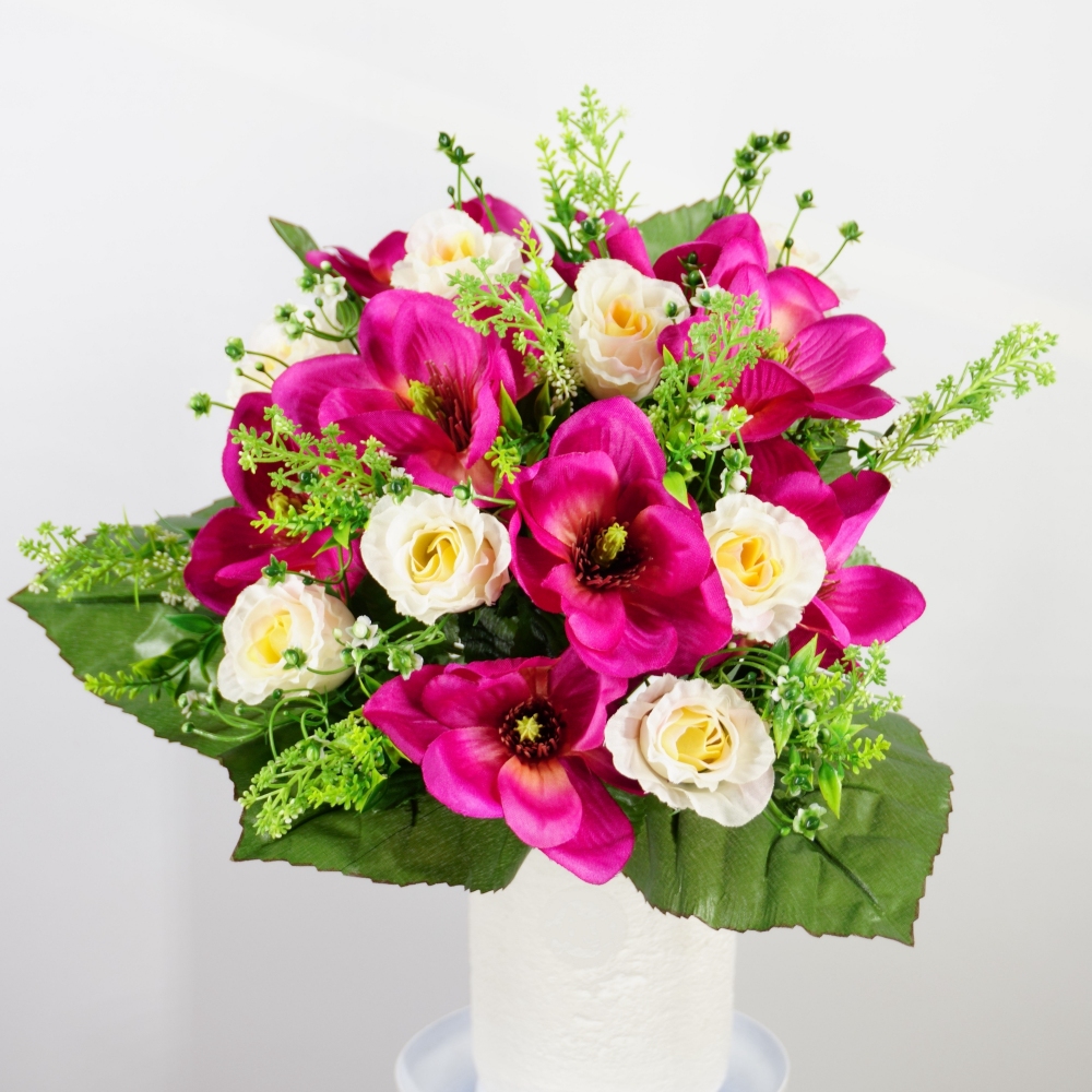 Mazzo bouquet di magnolie e boccioli di rosa in combinazione rosa e beauty