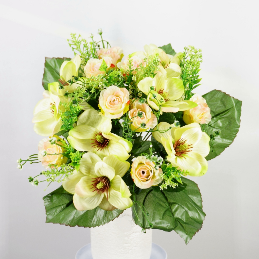 Mazzo bouquet di magnolie e boccioli di rosa in combinazione verde leggero