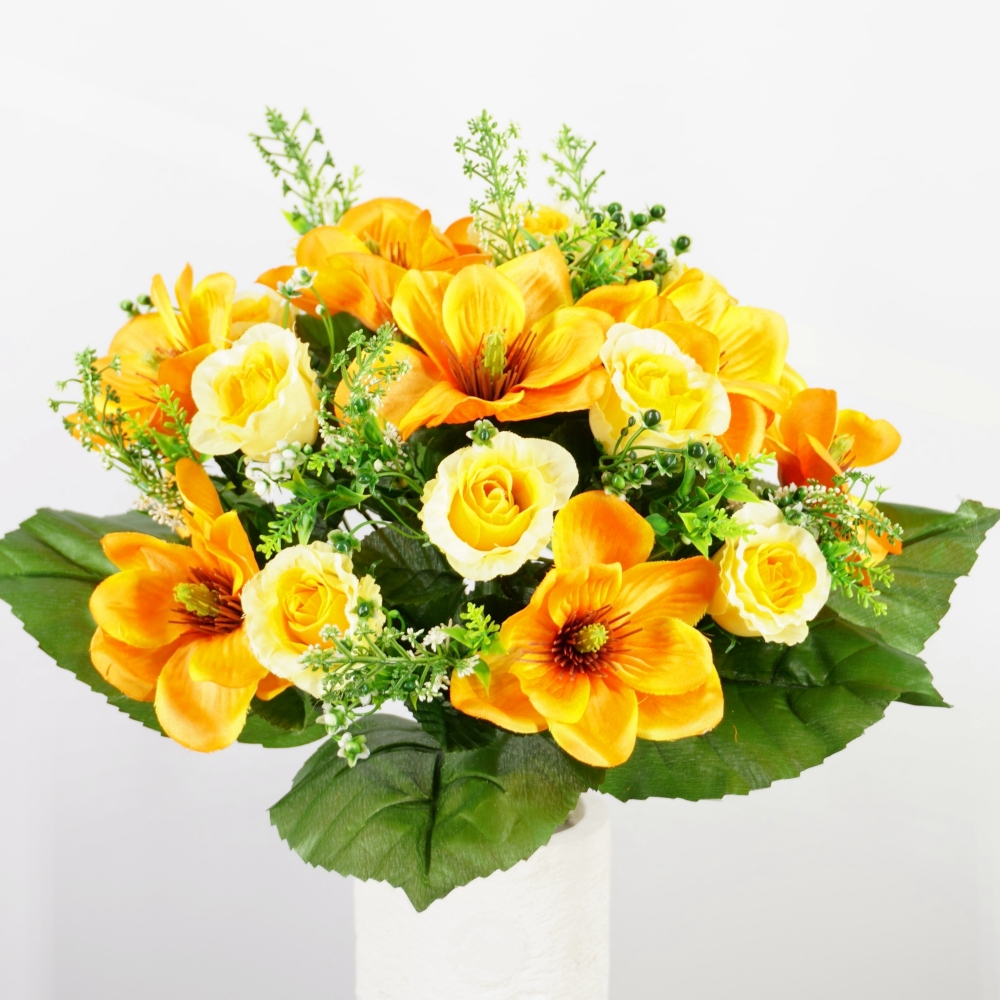 Mazzo bouquet di magnolie e boccioli di rosa in combinazione arancio autunnale