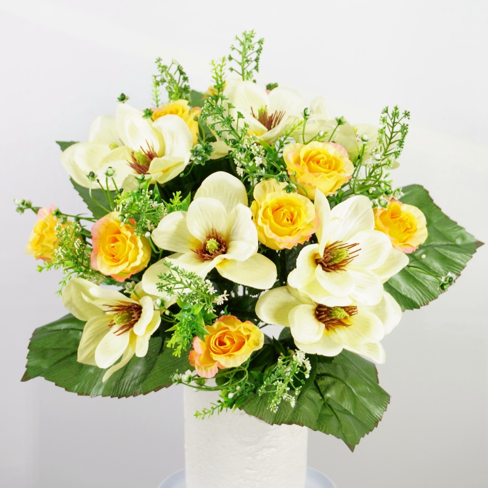 Mazzo bouquet di magnolie e boccioli di rosa in combinazione giallo leggero