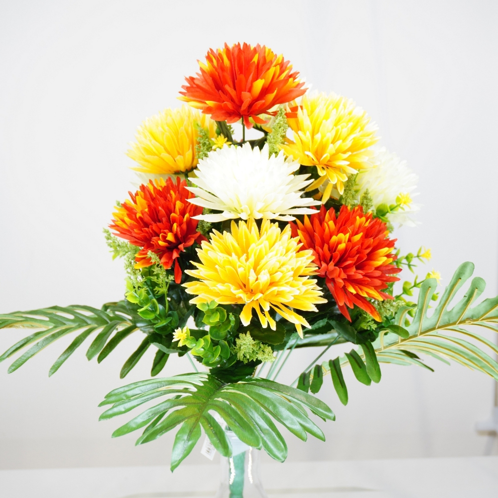 Mazzo rotondo di crisantemi pon pon in combinazione arancio, giallo e bianco
