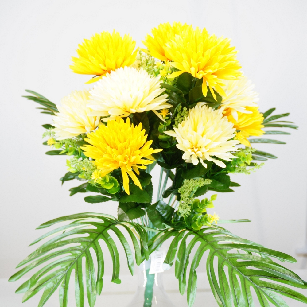 Mazzo rotondo di crisantemi pon pon in combinazione giallo e bianco
