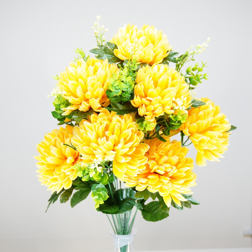 Mazzo rotondo di crisantemi pon pon color giallo